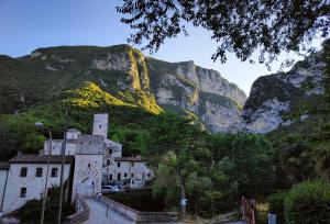 une petite ville en face d'une montagne dans l'établissement B&B Bivacco Frasassi climbing & trail running house, à Genga