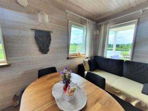 een woonkamer met een tafel en een bank bij Kalda Holiday Home in Otepää