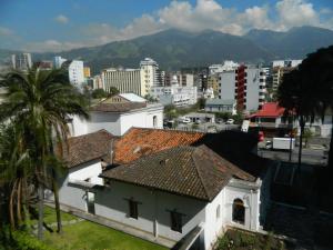 vistas a una ciudad con edificios y palmeras en ItsaHome Aparments - Casa del Parque, en Quito