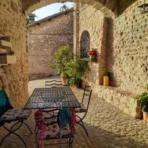 an outdoor patio with a table and chairs at Eremo di Santo Apollinare in Messenano