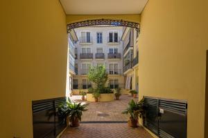 korytarz budynku z doniczkami na dziedzińcu w obiekcie WintoWinRentals Genial Apartamento, Céntrico y Silencioso w Maladze