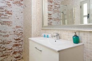 łazienka z umywalką i lustrem w obiekcie WintoWinRentals Genial Apartamento, Céntrico y Silencioso w Maladze +31 zdjęć