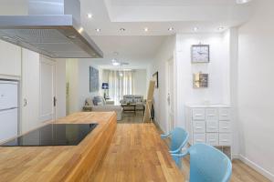 salon ze stołem i niebieskimi krzesłami w obiekcie WintoWinRentals Genial Apartamento, Céntrico y Silencioso w Maladze