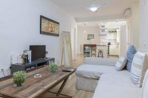 salon z kanapą i stołem w obiekcie WintoWinRentals Genial Apartamento, Céntrico y Silencioso w Maladze