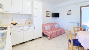 una cucina con tavolo e sedia in una stanza di Apartments Susie a Umag (Umago)