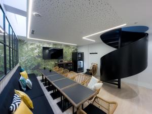 Hostel Charino的电视和/或娱乐中心