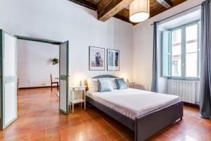 une chambre avec un grand lit dans une pièce dans l'établissement Romantic Pantheon Lovely&Quiet, à Rome