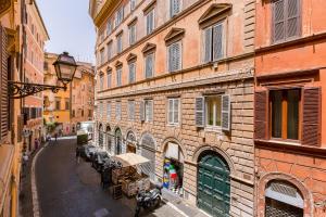 Une ruelle dans une vieille ville avec des bâtiments dans l'établissement Romantic Pantheon Lovely&Quiet, à Rome