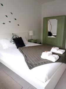 1 dormitorio con 2 camas y toallas. en Eira da Mila en Coimbra