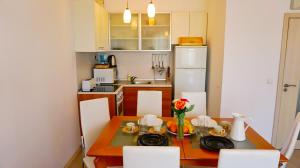カヴァルナにあるApartment Marina Residence - Апартамент Марина Резидънсの小さなキッチン(テーブル付)、ダイニングルーム