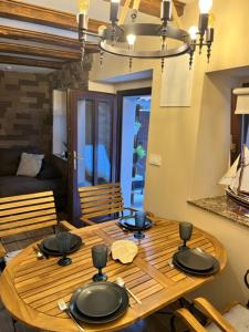 een houten tafel met borden in een kamer bij SALT & SOUL in Senj