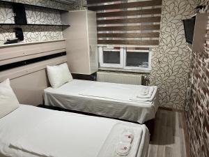 מיטה או מיטות בחדר ב-Balkan Palace Edirne