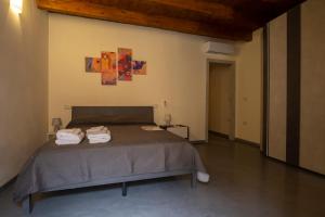 - une chambre avec un lit et 2 serviettes dans l'établissement Via Cavour 19, Appartamento del Conte, à Iglesias