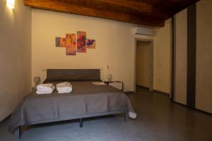a bedroom with a bed with two towels on it at Via Cavour 19, Appartamento del Conte in Iglesias