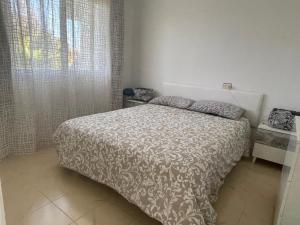 een slaapkamer met een bed en een raam met gordijnen bij Ocean Sunrise in Costa de Antigua +14 foto's