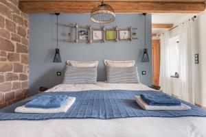 1 dormitorio con 1 cama con 2 toallas en La Loge du Pic Noir, en Dabo