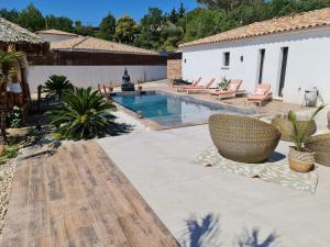 a backyard with a swimming pool and a house at Amoremio in Peypin