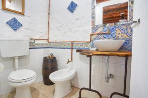 La salle de bains est pourvue de toilettes et d'un lavabo. dans l'établissement Rustico Zingaro, à San Vito Lo Capo