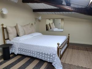 een slaapkamer met een bed en een spiegel bij Le Stanze del Cioccolato in Modica