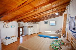 - une chambre avec deux lits et un plafond en bois dans l'établissement Rustico Zingaro, à San Vito Lo Capo