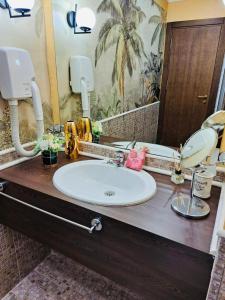 een badkamerbar met een wastafel en een spiegel bij Private Apartament VIP in Royal Beach in Sunny Beach