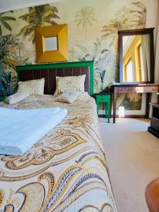 een slaapkamer met een groot bed en een spiegel bij Private Apartament VIP in Royal Beach in Sunny Beach