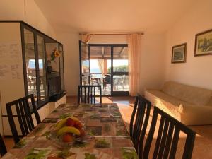 una sala de estar con una mesa con fruta. en Blue view Alabe en Magomadas