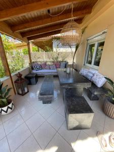 Zona d'estar a Agapi home