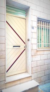 una porta del garage su un edificio con finestra di Bed&Book 'A parma a Salemi