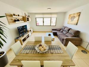 een woonkamer met een tafel en een bank bij Apartamento Muelle Deportivo in Las Palmas de Gran Canaria