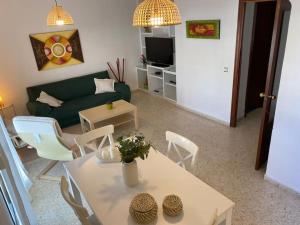 TV a/nebo společenská místnost v ubytování Precioso piso duplex en la Bahia de Cadiz para 5 plazas