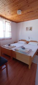 En eller flere senge i et værelse på Maslina Home