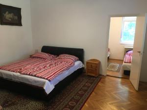 Un pat sau paturi într-o cameră la Honvéd n1. apartman