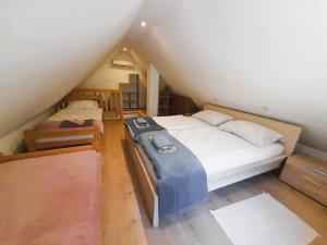 een slaapkamer met een bed op zolder bij Apartments Radulje Bovec in Bovec +31 foto's