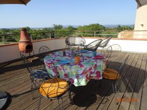 una mesa y sillas sentadas en una terraza en Domaine du Petit Tournebelle, en Gruissan