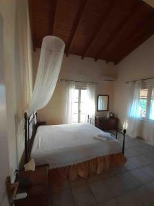 Ένα ή περισσότερα κρεβάτια σε δωμάτιο στο Evdilos' Balcony