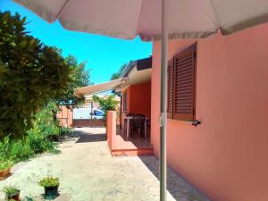 einen Regenschirm vor einem Haus in der Unterkunft Casa Vacanze in Santa Caterina