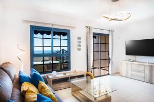 a living room with a couch and a tv at Casa Marine in Lajita