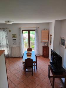 ein Wohnzimmer mit einem blauen Tisch und Stühlen in der Unterkunft Casa Vacanze Palena Adventures in Palena