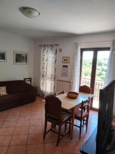 ein Wohnzimmer mit einem Tisch, Stühlen und einem Sofa in der Unterkunft Casa Vacanze Palena Adventures in Palena