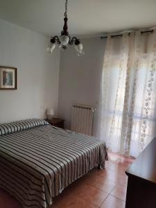 ein Schlafzimmer mit einem Bett mit einer gestreiften Decke in der Unterkunft Casa Vacanze Palena Adventures in Palena