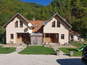 una gran casa blanca con en Vila Žubor en Crni Vrh