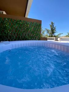 una piscina con acqua blu di fronte a una recinzione di Hotel Imperiale & Spa a Fiuggi