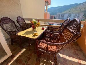 Una mesa y sillas en un balcón con vista. en Apartman Mrdic, en Trebinje