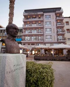 イラクリオン・タウンにあるLegacy Gastro Suitesの建物前の男像