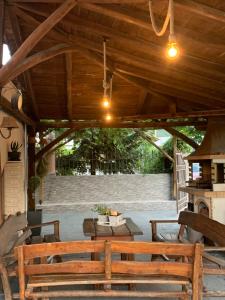 un patio con 2 bancos de madera y una mesa en Estia Studios en Stavros