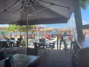 Villa Mary 1 & fresh!餐厅或其他用餐的地方