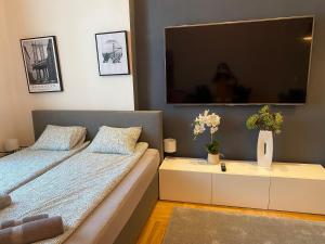 Posteľ alebo postele v izbe v ubytovaní Stylish Apartment by the Vígszínház Theater
