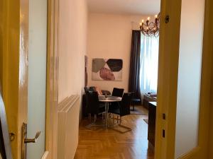 Televízia a/alebo spoločenská miestnosť v ubytovaní Stylish Apartment by the Vígszínház Theater