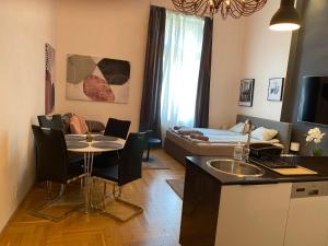 Kuchyňa alebo kuchynka v ubytovaní Stylish Apartment by the Vígszínház Theater